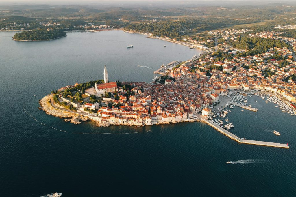 Navigating the Job Landscape: Opportunities with Leading Companies in Croatia - Melhores oportunidades de emprego na Croácia